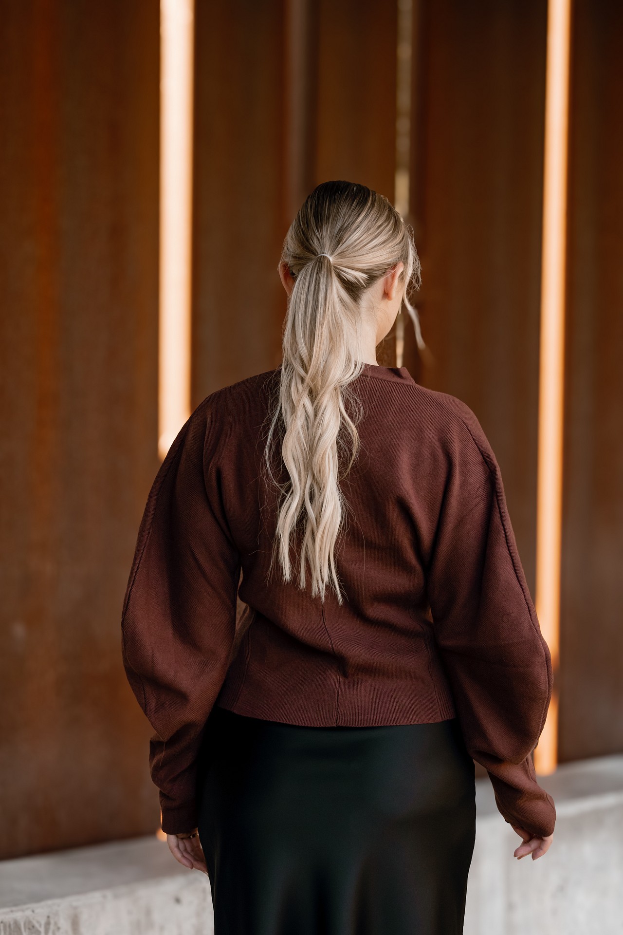 galleries_c87772b6-3185-4d83-b744-e0fc626f50d0_f27a116e-c16e-4cee-9fda-9128f4636923_v2__thumb_l CASACO CASTANHO COM BOTÕES DOURADOS PONTO CHIC - Image 5