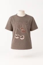 T-SHIRT CASTANHA COM APLICAÇÕES “CHERRY CLUB” SAHOCO - Image 3