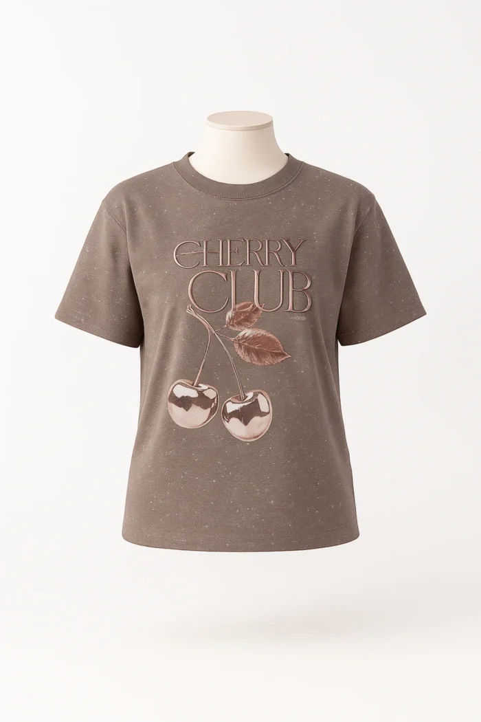 T-SHIRT CASTANHA COM APLICAÇÕES “CHERRY CLUB” SAHOCO - Image 3