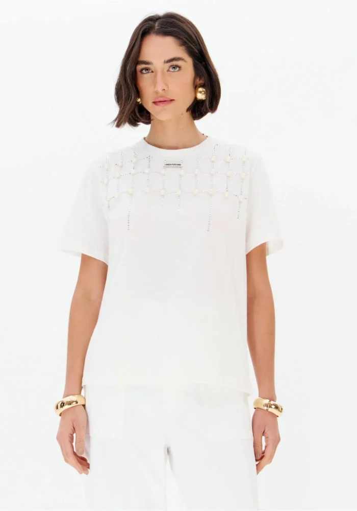 T-SHIRT BRANCA COM APLICAÇÃO DE PÉROLAS LANÇA PERFUME - Image 3
