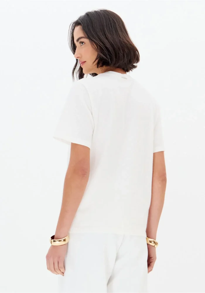 T-SHIRT BRANCA COM APLICAÇÃO DE PÉROLAS LANÇA PERFUME - Image 4