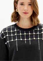 SWEATSHIRT PRETA COM APLICAÇÃO DE PÉROLAS LANÇA PERFUME - Image 4