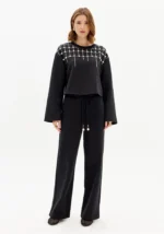 SWEATSHIRT PRETA COM APLICAÇÃO DE PÉROLAS LANÇA PERFUME - Image 2