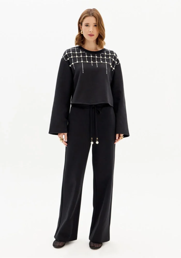 SWEATSHIRT PRETA COM APLICAÇÃO DE PÉROLAS LANÇA PERFUME - Image 2