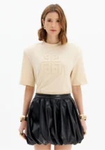 T-SHIRT BEGE COM LOGÓTIPO EM ALTO-RELEVO LANÇA PERFUME