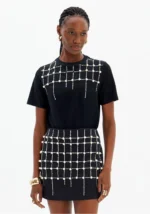 T-SHIRT PRETA COM APLICAÇÃO DE PÉROLAS LANÇA PERFUME