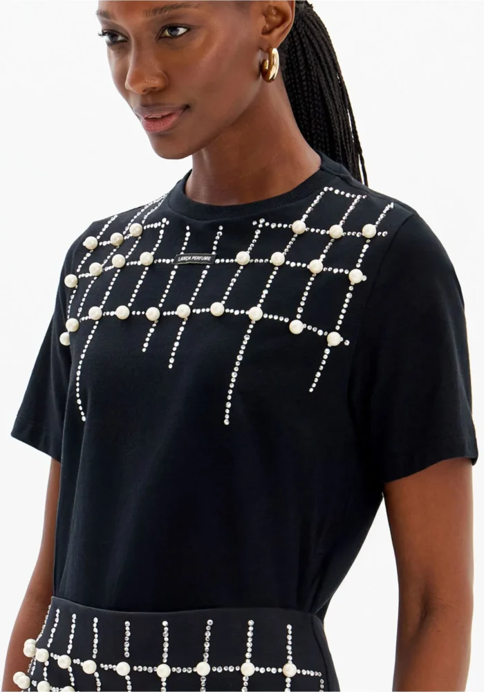 T-SHIRT PRETA COM APLICAÇÃO DE PÉROLAS LANÇA PERFUME - Image 2