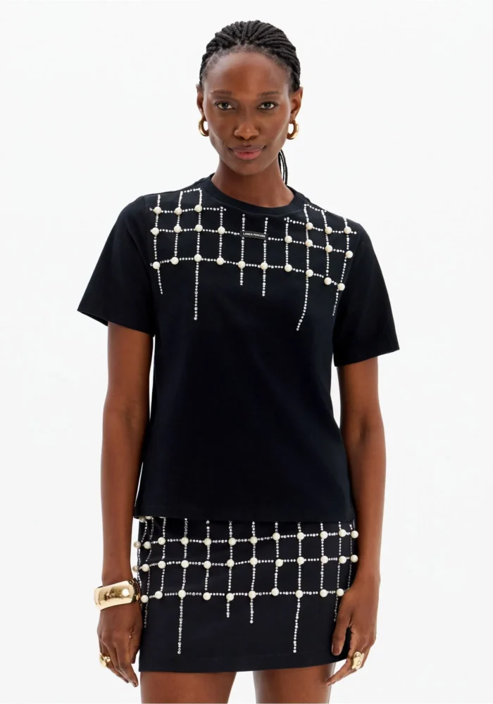 T-SHIRT PRETA COM APLICAÇÃO DE PÉROLAS LANÇA PERFUME - Image 3