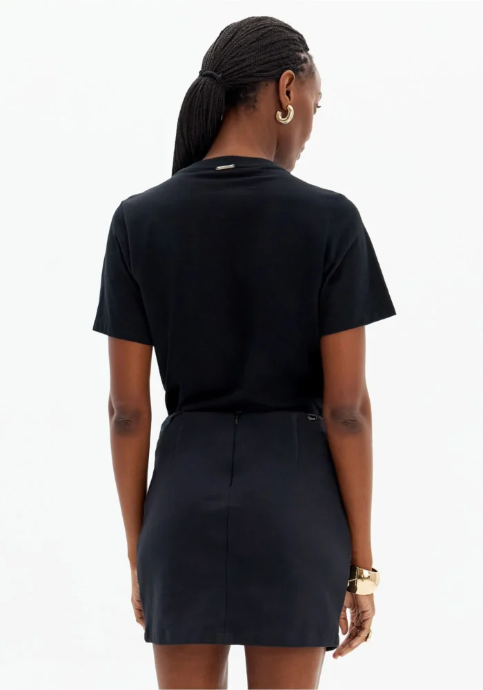 T-SHIRT PRETA COM APLICAÇÃO DE PÉROLAS LANÇA PERFUME - Image 4
