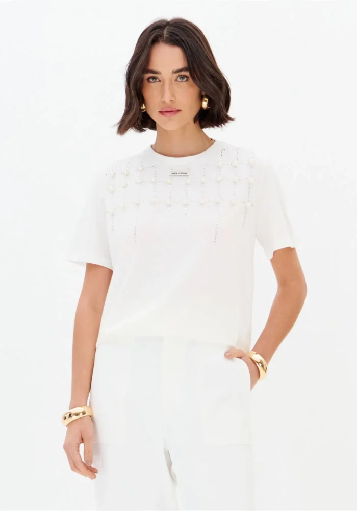 T-SHIRT BRANCA COM APLICAÇÃO DE PÉROLAS LANÇA PERFUME - Image 1