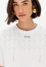 T-SHIRT BRANCA COM APLICAÇÃO DE PÉROLAS LANÇA PERFUME - Image 2