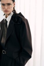 BLAZER PRETO COM FLOR APLICADA IMPERIAL - Image 2