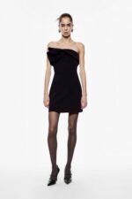 VESTIDO CURTO PRETO COM FLOR IMPERIAL