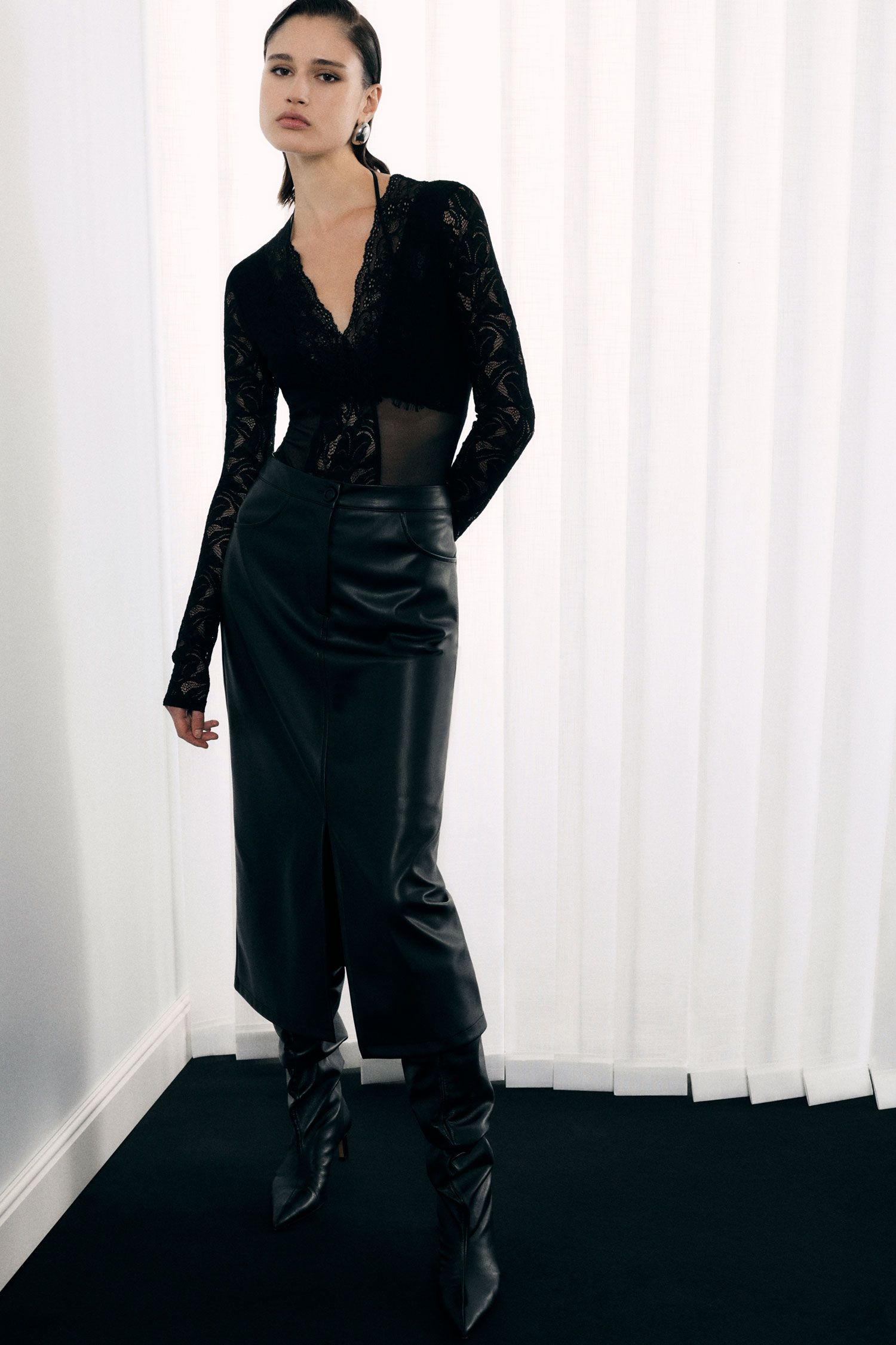 01900_GHZ4KGJ_IF SAIA LÁPIS EFEITO PELE COM RASGO DIANTEIRO PRETA IMPERIAL - Image 1