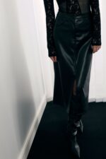 SAIA LÁPIS EFEITO PELE COM RASGO DIANTEIRO PRETA IMPERIAL - Image 2