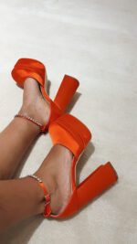 SAPATO PLATAFORMA LARANJA COM PEDRAS E SALTO GROSSO PONTO CHIC