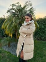 CASACO ACOLCHOADO BEGE COM CAPUZ BRANCO PONTO CHIC