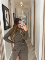 VESTIDO CASTANHO COM FIVELA DOURADA PONTO CHIC - Image 3