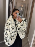 CASACO PELO BRANCO COM PADRÃO MANCHADO IMPERIAL