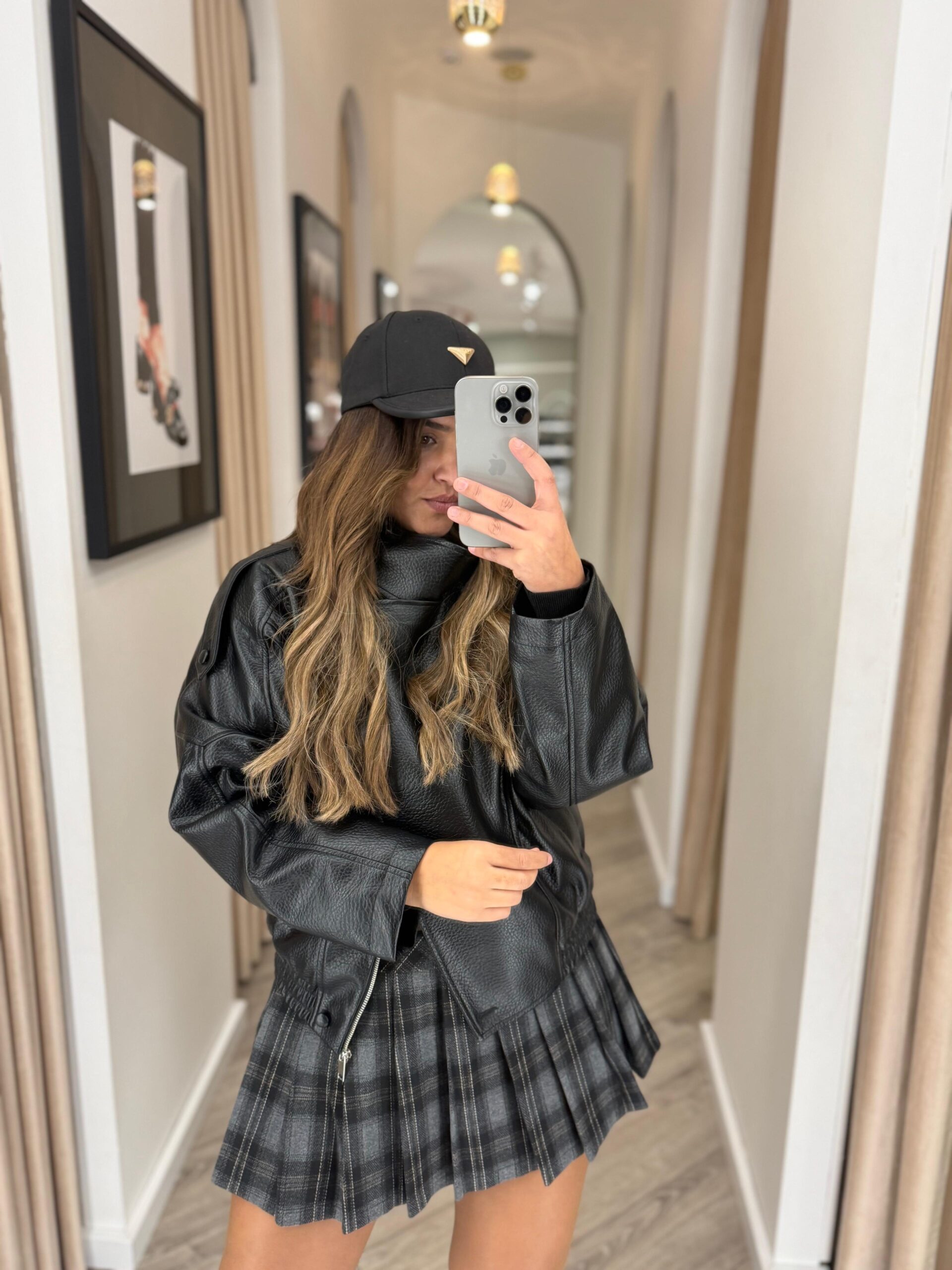 9c54092c-4da8-4aec-a1c8-87bc5cc8ab3d CASACO PRETO EM ECOPELE PONTO CHIC - Image 1