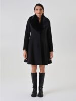 CASACO PRETO COM GOLA DE PELO RINASCIMENTO - Image 2