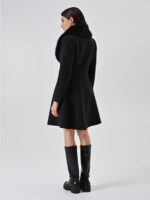 CASACO PRETO COM GOLA DE PELO RINASCIMENTO - Image 3