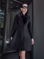 CASACO PRETO COM GOLA DE PELO RINASCIMENTO