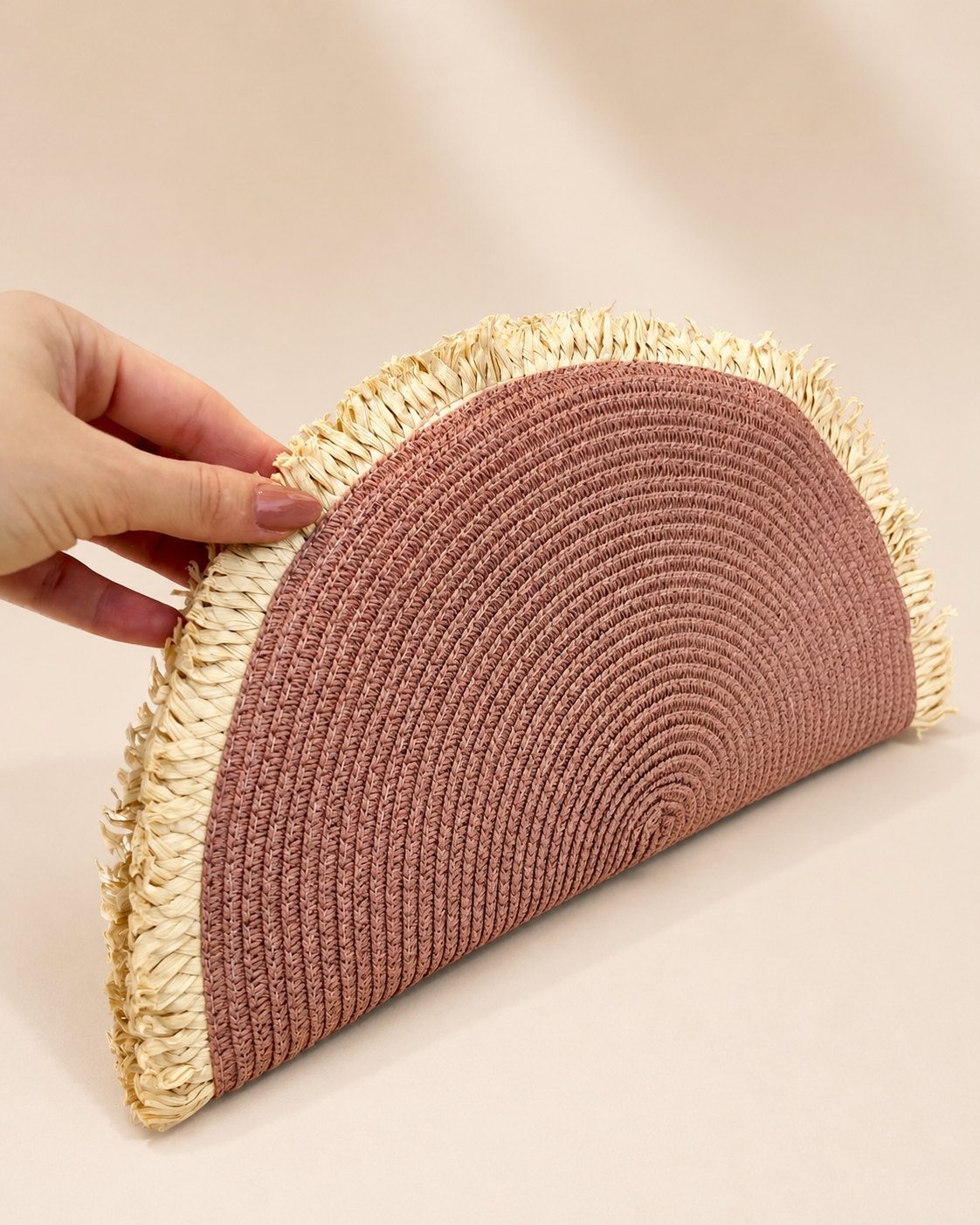ChatGPT Image 20_06_2026, 12_23_52 CLUTCH MEIA LUA CASTANHA PALHA PONTO CHIC - Image 1