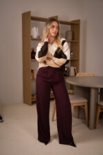 CALÇAS BORDEAUX COM PREGAS PONTO CHIC