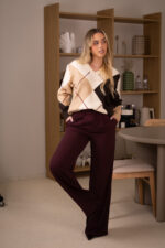 CALÇAS BORDEAUX COM PREGAS PONTO CHIC - Image 3