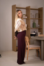 CALÇAS BORDEAUX COM PREGAS PONTO CHIC - Image 4