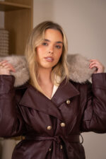 CASACO CURTO BORDEAUX EM ECOPELE COM PELO PONTO CHIC - Image 2