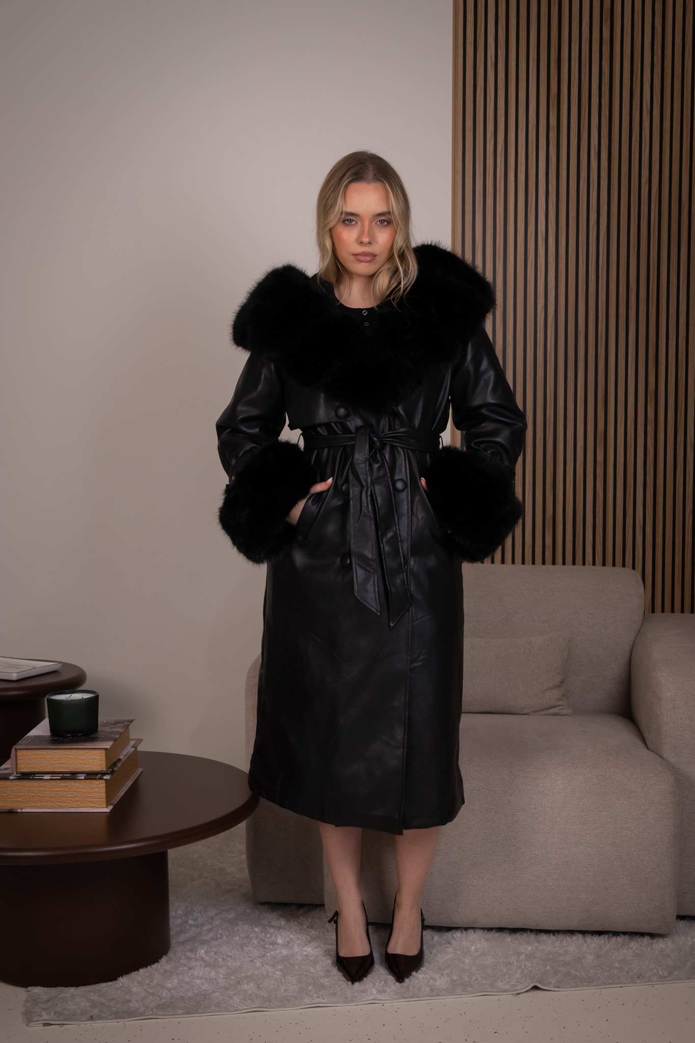 IMG_4809 CASACO COMPRIDO PRETO EM ECOPELE E PELO PONTO CHIC - Image 1