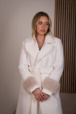 SOBRETUDO BRANCO COM PELO NOS PUNHOS RINASCIMENTO - Image 3