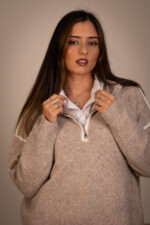 CAMISOLA DE MALHA BEGE COM GOLA ZIP PONTO CHIC - Image 4