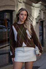 CAMISOLA DE MALHA CASTANHA COM PADRÃO LOSANGOS PONTO CHIC