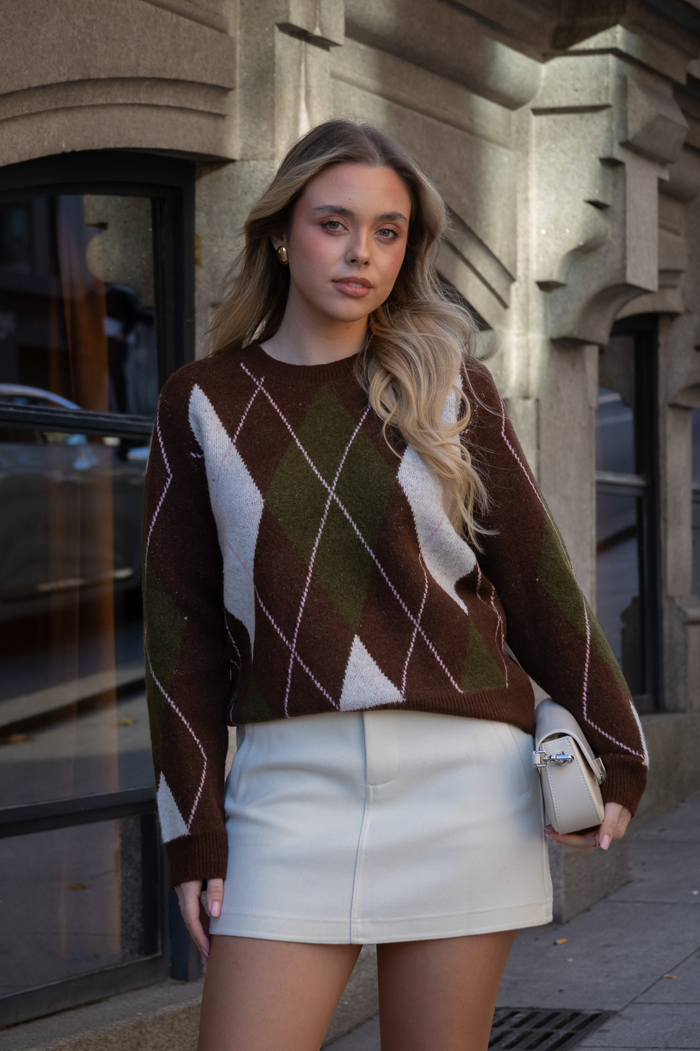 IMG_6914 CAMISOLA DE MALHA CASTANHA COM PADRÃO LOSANGOS PONTO CHIC - Image 1