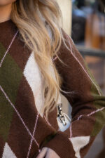 CAMISOLA DE MALHA CASTANHA COM PADRÃO LOSANGOS PONTO CHIC - Image 4