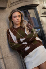 CAMISOLA DE MALHA CASTANHA COM PADRÃO LOSANGOS PONTO CHIC - Image 2