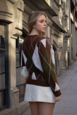 CAMISOLA DE MALHA CASTANHA COM PADRÃO LOSANGOS PONTO CHIC - Image 3