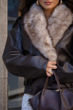 CASACO CASTANHO COM GOLA EM PELO PONTO CHIC - Image 9