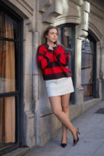 POLO CASTANHO E VERMELHO DECOTE EM V PONTO CHIC - Image 2