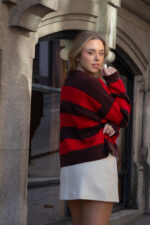 POLO CASTANHO E VERMELHO DECOTE EM V PONTO CHIC - Image 3