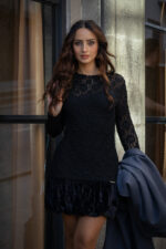 VESTIDO CURTO EM RENDA COM FOLHO EM VELUDO SAHOCO - Image 2