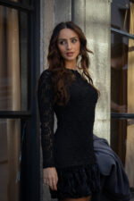 VESTIDO CURTO EM RENDA COM FOLHO EM VELUDO SAHOCO - Image 13