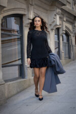 VESTIDO CURTO EM RENDA COM FOLHO EM VELUDO SAHOCO