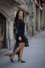 VESTIDO CURTO EM RENDA COM FOLHO EM VELUDO SAHOCO - Image 7