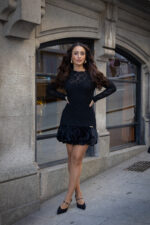 VESTIDO CURTO EM RENDA COM FOLHO EM VELUDO SAHOCO - Image 9