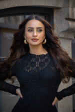 VESTIDO CURTO EM RENDA COM FOLHO EM VELUDO SAHOCO - Image 8