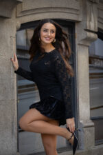 VESTIDO CURTO EM RENDA COM FOLHO EM VELUDO SAHOCO - Image 12